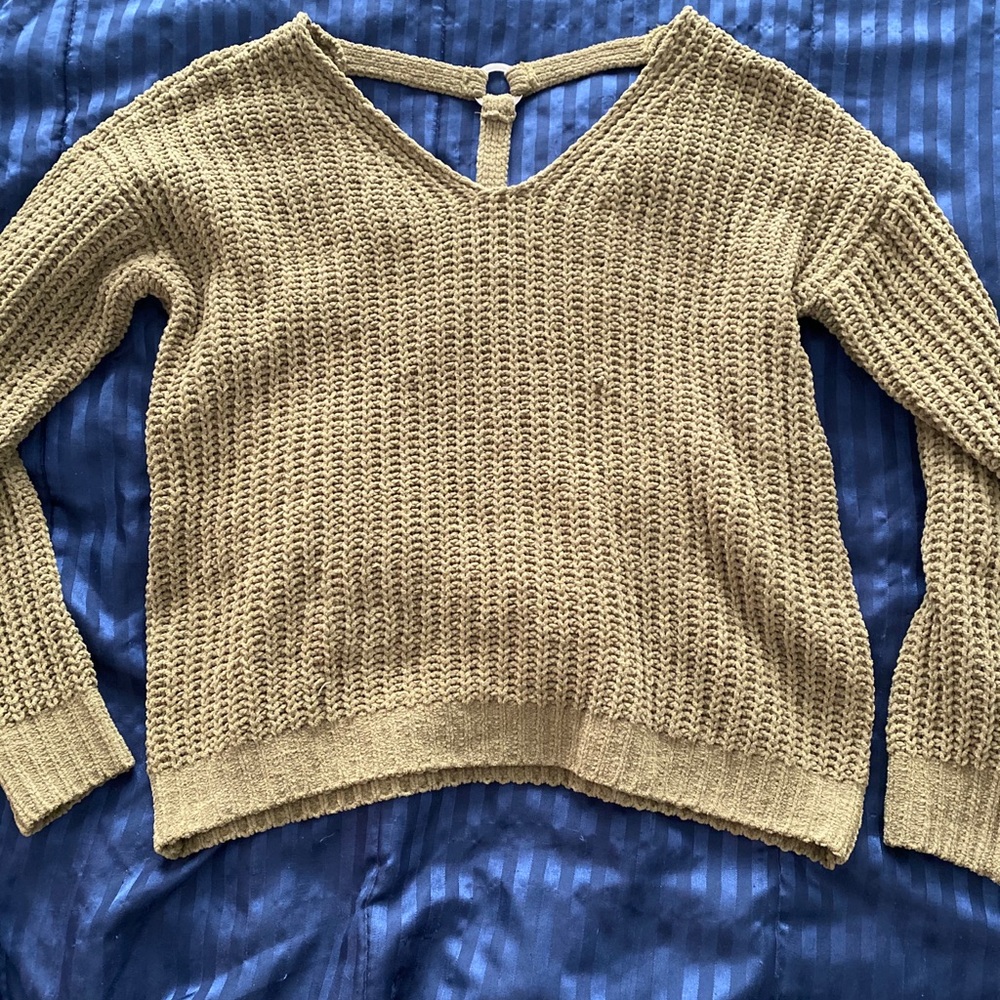 Green cable-knit sweater with back detailing